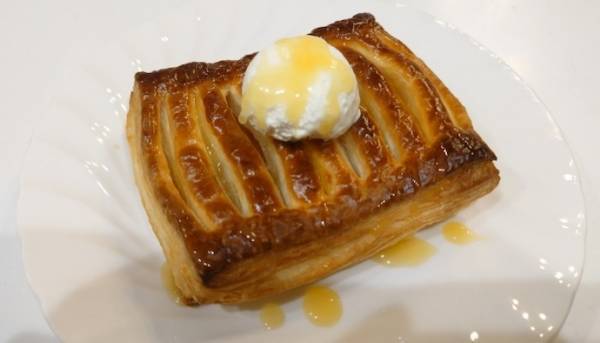 カレーパンを上下に切り分けて…？　中に詰めたら「天才かよ」「発想がすごい」