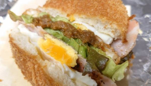 カレーパンを上下に切り分けて…？　中に詰めたら「天才かよ」「発想がすごい」