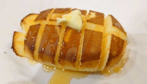 カレーパンを上下に切り分けて…？　中に詰めたら「天才かよ」「発想がすごい」