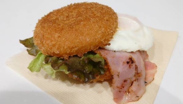 カレーパンを上下に切り分けて…？　中に詰めたら「天才かよ」「発想がすごい」