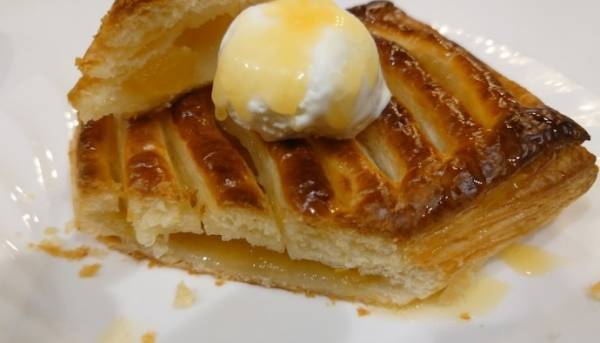 カレーパンを上下に切り分けて…？　中に詰めたら「天才かよ」「発想がすごい」