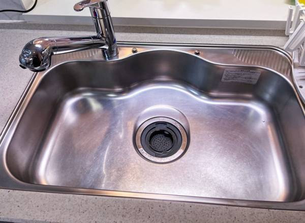 １０年モノのシンクが１００均アイテムで…？　写真に「ギャーー眩しい」
