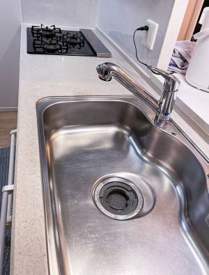 １０年モノのシンクが１００均アイテムで…？　写真に「ギャーー眩しい」