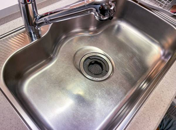 １０年モノのシンクが１００均アイテムで…？　写真に「ギャーー眩しい」