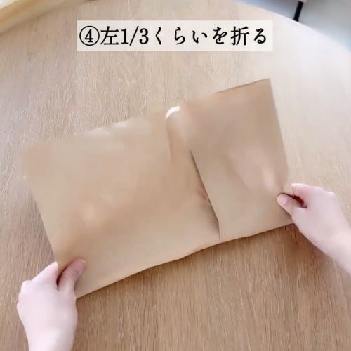 左半分に折り目を付ける様子