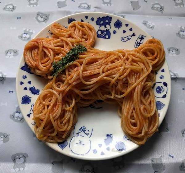 食卓に並んだパスタが？　完成した１枚に「食べるのもったいない」