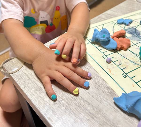 粘土で遊ぶ２歳娘　写真に「美意識が高い」「センスよすぎる」