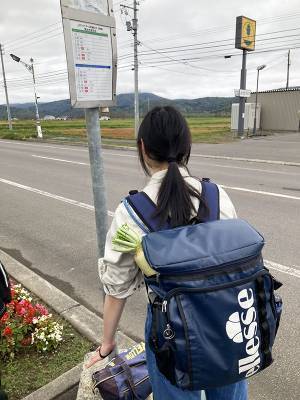 寮から帰省する高校生、背中を見ると？「かっけえ」「日本の宝」