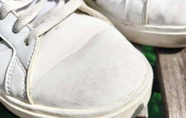 かなり汚れた白いスニーカー　１００均の『消しゴム』が…