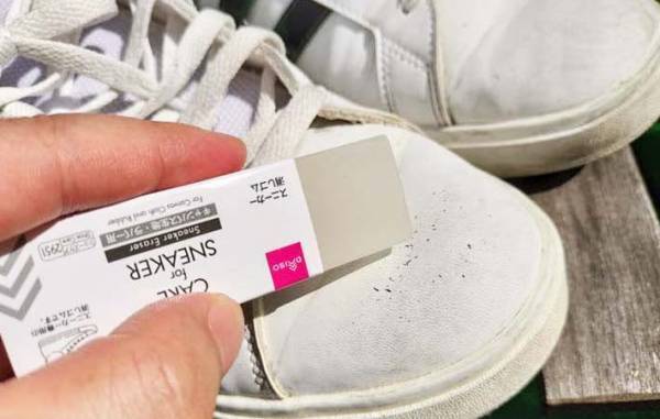 かなり汚れた白いスニーカー　１００均の『消しゴム』が…