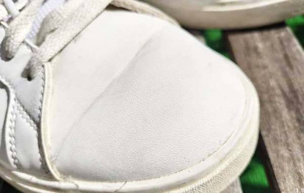 かなり汚れた白いスニーカー　１００均の『消しゴム』が…