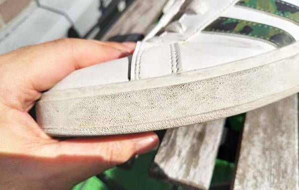 かなり汚れた白いスニーカー　１００均の『消しゴム』が…