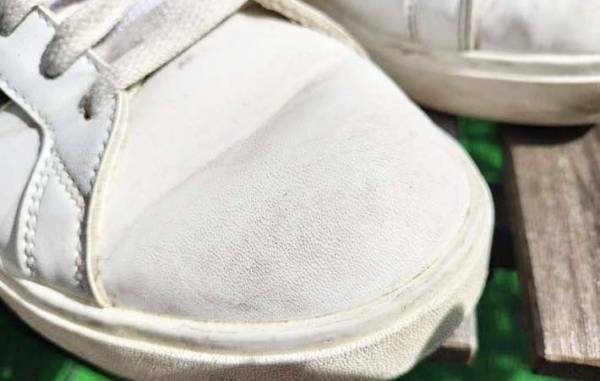 かなり汚れた白いスニーカー　１００均の『消しゴム』が…