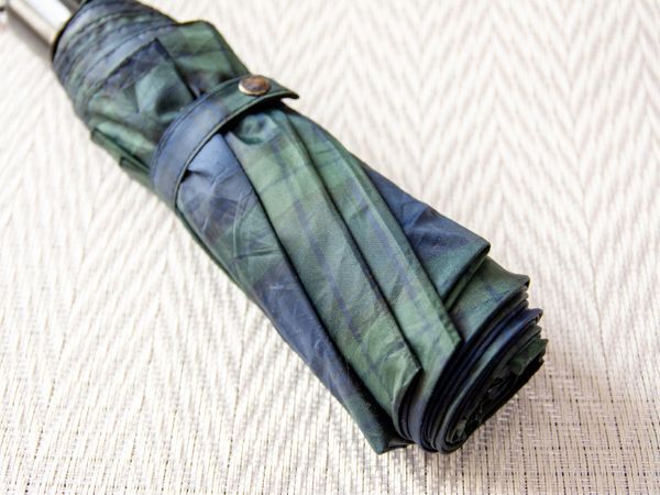 濡れた折り畳み傘を「バッグにしまうには…」　日常で使える裏技４選に「覚えておきたい」