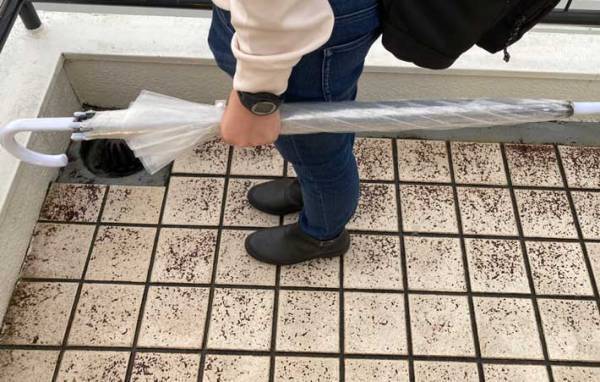 「横向きに持つのやめて！」　眼科医の苦言に「気をつける」「大切な情報」