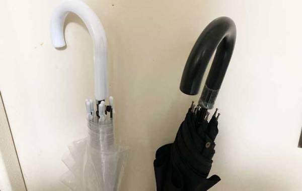 「横向きに持つのやめて！」　眼科医の苦言に「気をつける」「大切な情報」