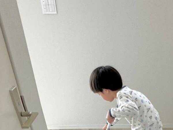 「めっちゃ尊い」「遊び上手」　掃除をするために、４歳児が床にまいた物とは？