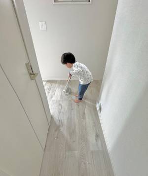 「めっちゃ尊い」「遊び上手」　掃除をするために、４歳児が床にまいた物とは？