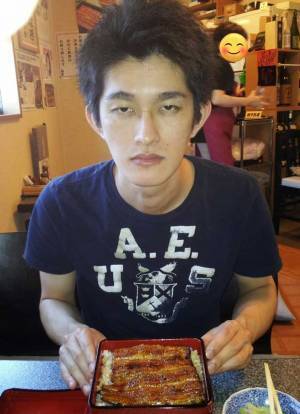 「ウナギを食べる人の顔じゃない」　研修医時代の『デート写真』に「爆笑」「目が…」