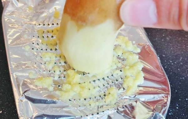 アルミホイルを被せると…？　試した結果に「１本も詰まってない」