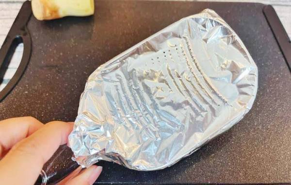 アルミホイルを被せると…？　試した結果に「１本も詰まってない」