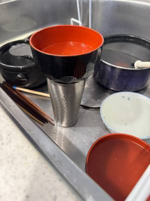 母親「次男へ…」　シンクの１枚に「うちはシャンパンタワーにされる」