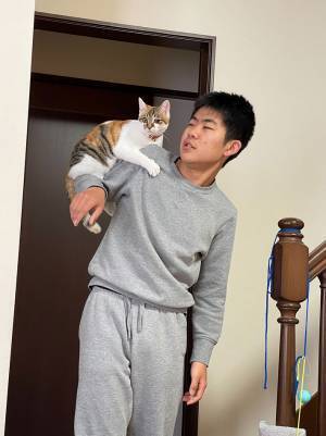 猫を肩に乗せた高校生　社会人になったら…「どうしてこうなった」