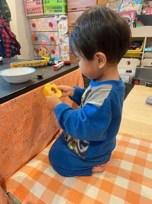 バームクーヘンの穴を見つめる、２歳息子　放った言葉に「優勝」「想像力すごい！」