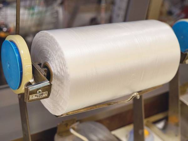 「ポリ袋が開きます」　手をギュッと握ってから…　裏技に「すごい！」「これだけで」