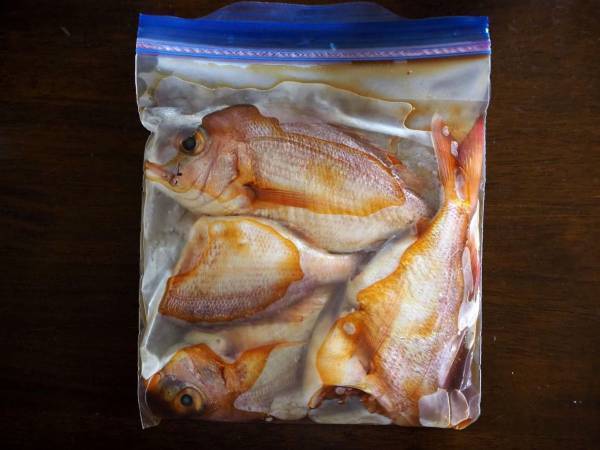 フリーザーバッグの空気を抜く方法　やり方に「これは簡単」「すぐできそう」