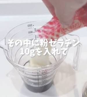 コーヒーにゼラチンを入れている様子