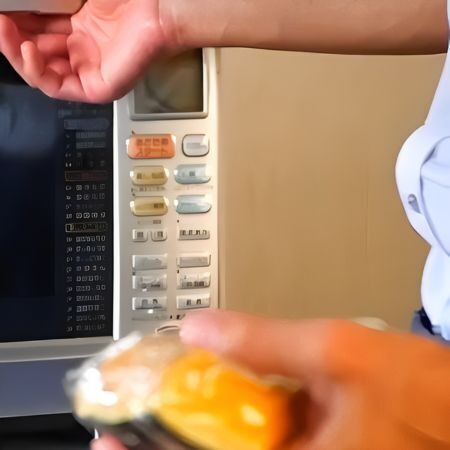 カボチャを電子レンジに入れる様子