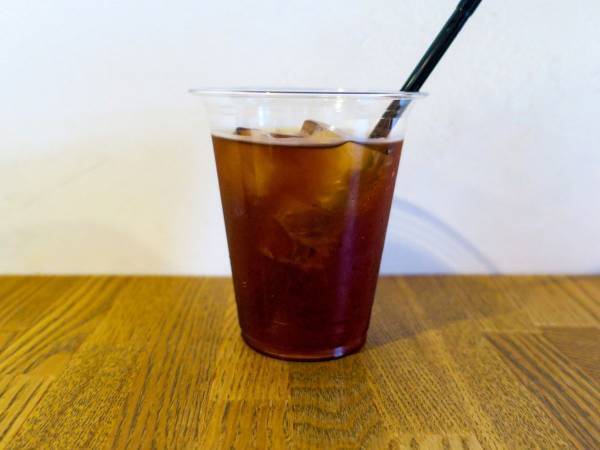 ドリンクカップ２つを片手で持ち運ぶ裏技　「試したい」「やってみます」