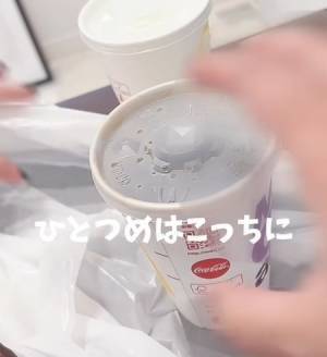 ドリンクカップ２つを片手で持ち運ぶ裏技　「試したい」「やってみます」