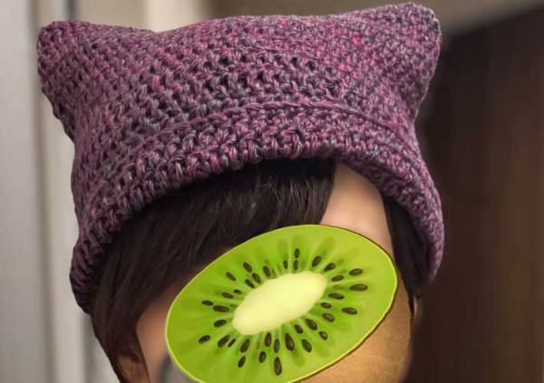 「友達が編んでくれた」　キメ顔する猫に「最高です」「ジャミロクワイじゃん」