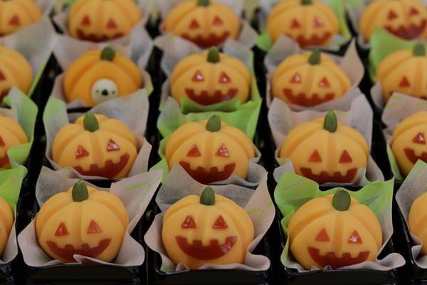 シマエナガの和菓子が？　『異物混入』した１枚に「笑った」「わざとか」