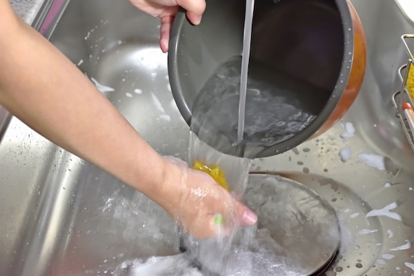 おいしいお米を炊きたいなら徹底を！　内釜の洗い方に「味にも影響するなんて」