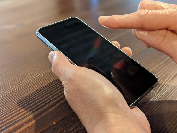 スマートフォンの画面をタッチする様子