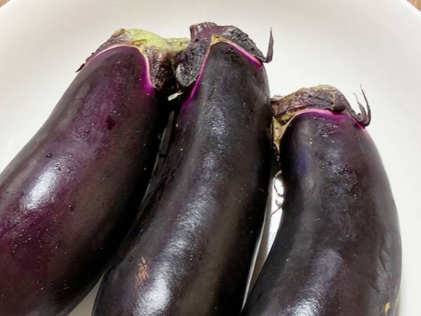 ナスを卵にくぐらせて…　スーパーが教える『大胆な一品』に驚き！