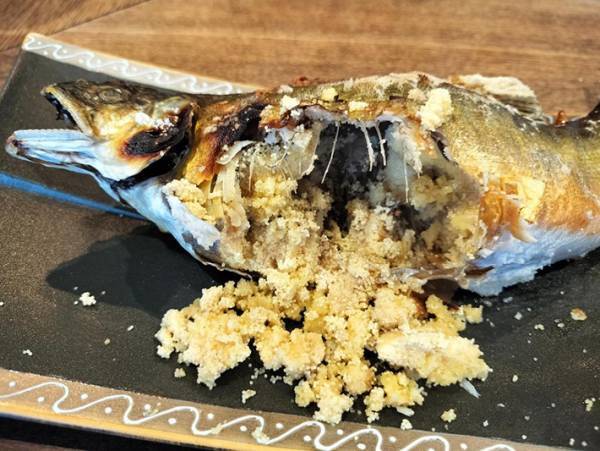 郷土料理店の『鮎の塩焼き』が…　見た目に「俺の知ってる鮎と違う」「ヨダレ出た」