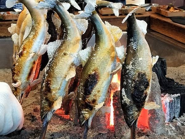 郷土料理店の『鮎の塩焼き』が…　見た目に「俺の知ってる鮎と違う」「ヨダレ出た」