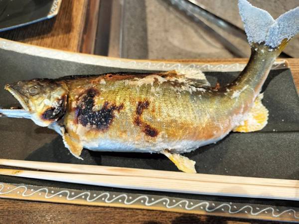 郷土料理店の『鮎の塩焼き』が…　見た目に「俺の知ってる鮎と違う」「ヨダレ出た」