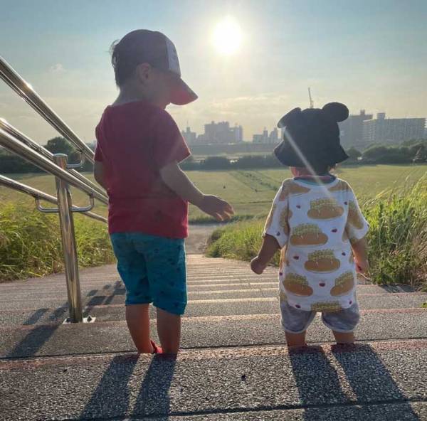 ２歳児が階段を降りようとすると？　兄が隣で…「頭が下がる」「かっこいい」