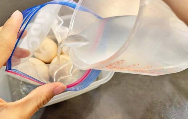 ジッパー袋に塩水を入れて…？　試した結果に「コンビニのやつ！」