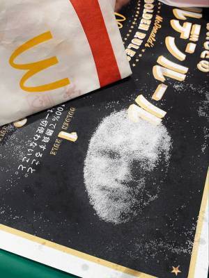 トレーの上でイラストを描いた学生　使われていた物に「すごい」の声が続出！