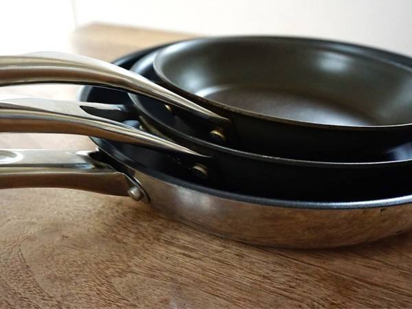フライパンは縦置きして！　収納アイディア３選に「使いやすい」「実践する」