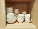 食器の収納は「片手でやります」　プロの食器棚に「きれいすぎ」「真似したい」