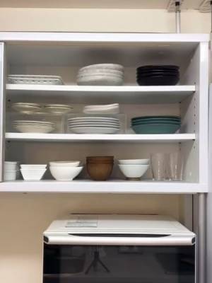 食器の収納は「片手でやります」　プロの食器棚に「きれいすぎ」「真似したい」