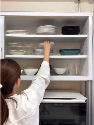 食器の収納は「片手でやります」　プロの食器棚に「きれいすぎ」「真似したい」