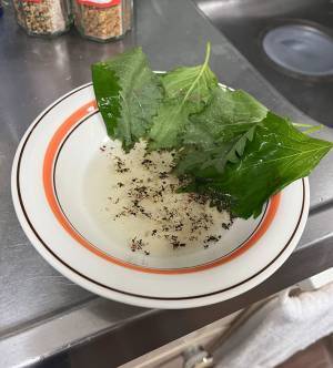 キッチンでの１枚に「爆笑した」「懐かしい」　幼少期の遊びを思い出してしまい…？